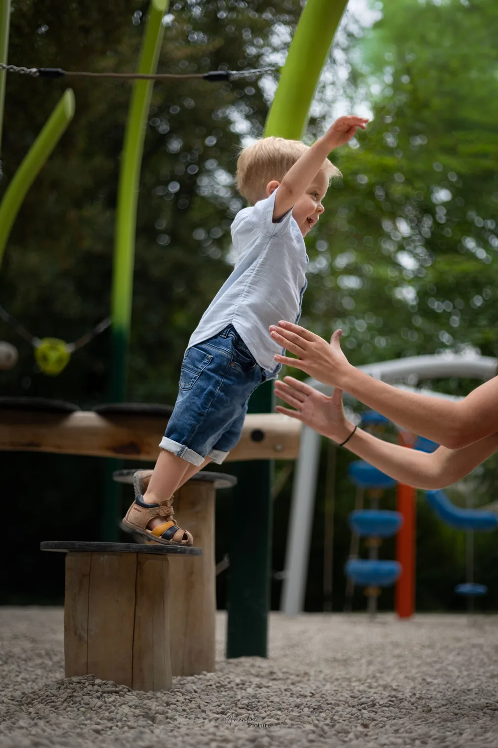 Enfant jouant dans un parc